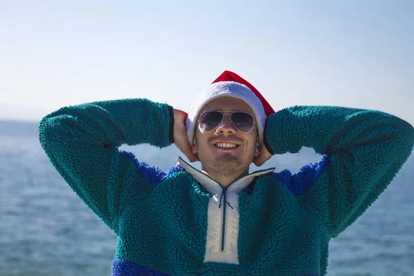 Glücklicher Junger Mann Mit Weihnachtsmann Hut Genießt Weihnachten Strand — Stockfoto