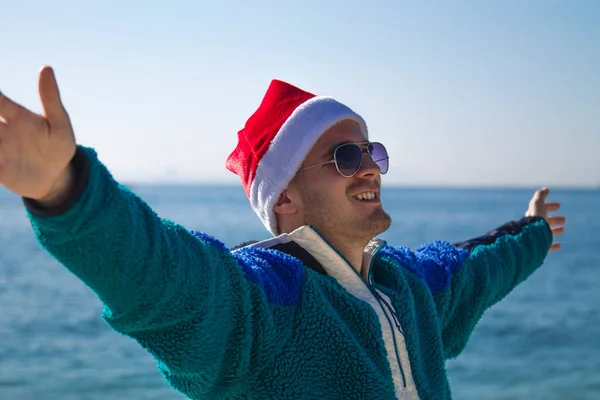 Glücklicher Junger Mann Mit Weihnachtsmann Hut Genießt Weihnachten Strand — Stockfoto