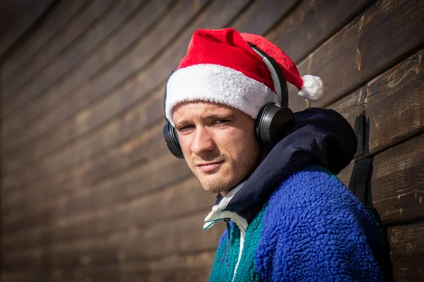 Νεαρός Άνδρας Χριστουγεννιάτικο Καπέλο Και Ακουστικά — Φωτογραφία Αρχείου