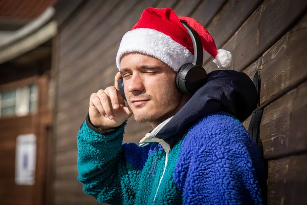 Entspannter Mann Mit Weihnachtsmütze Und Kopfhörer Der Musik Hört — Stockfoto