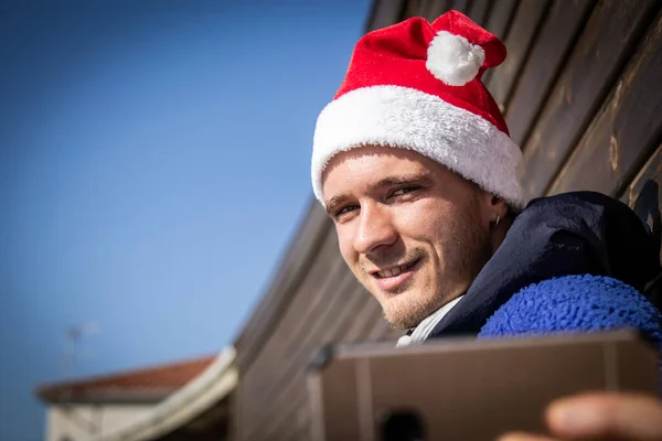 Άνθρωπος Χριστούγεννα Καπέλο Σάντα Λήψη Selfie Smartphone — Φωτογραφία Αρχείου
