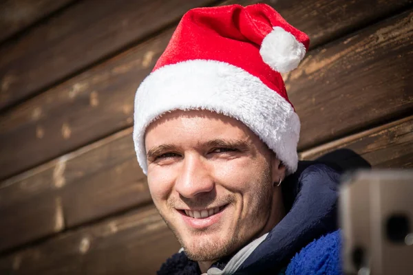 Mann Mit Weihnachtsmütze Macht Ein Selfie Mit Dem Smartphone — Stockfoto