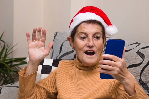 Ηλικιωμένη Γυναίκα Χριστούγεννα Κατάπληκτη Κοιτάζοντας Κινητό Της Τηλέφωνο — Φωτογραφία Αρχείου