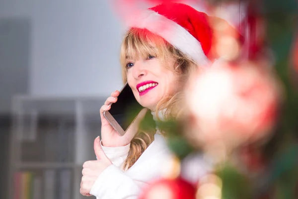 Mujer Con Sombrero Santa Claus Navidad Hablando Por Teléfono — Foto de Stock