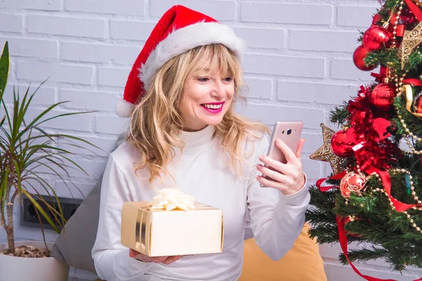 Vrouw Met Cadeau Mobiele Telefoon Met Kerst — Stockfoto