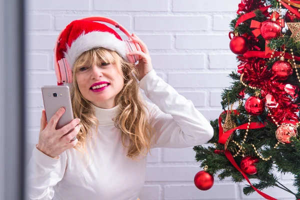Mujer Con Auriculares Teléfono Celebrando Navidad — Foto de Stock