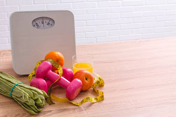 terazi, meyve, sebze, dambıl ve mezura. diyet, beslenme ve spor konsepti