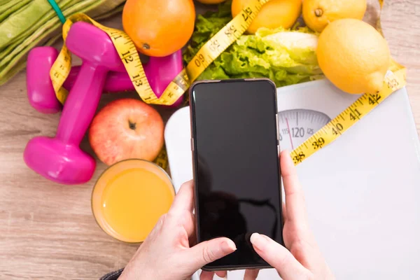 Ölçek Meyve Sebze Dambıl Mezura Cep Telefonu Diyet Beslenme Spor — Stok fotoğraf