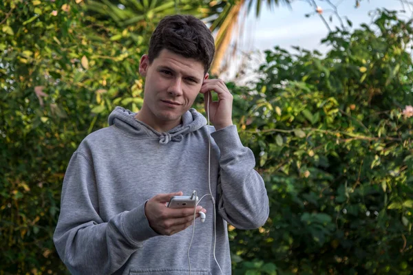 Молодий Чоловік Светрі Допомогою Мобільного Телефону Навушників — стокове фото