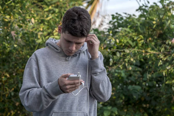 Ledsen Ung Man Lyssnar Meddelande Med Hörlurar — Stockfoto