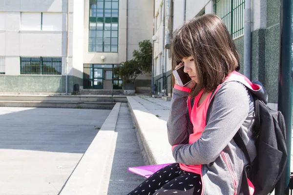 Dühös Lány Hátizsák Segítségével Mobiltelefon Iskolában — Stock Fotó