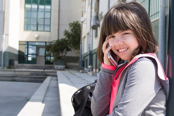 Student Batohem Složkou Mluví Mobilním Telefonem Před Školou — Stock fotografie