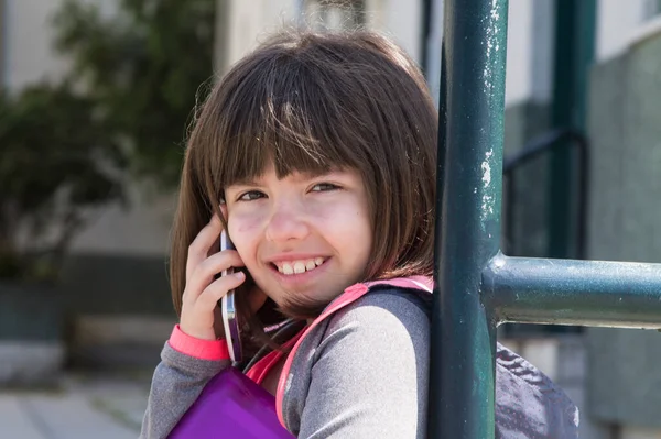 Χαμογελαστός Μαθητής Μιλάει Κινητό Τηλέφωνο Μπροστά Από Σχολείο — Φωτογραφία Αρχείου