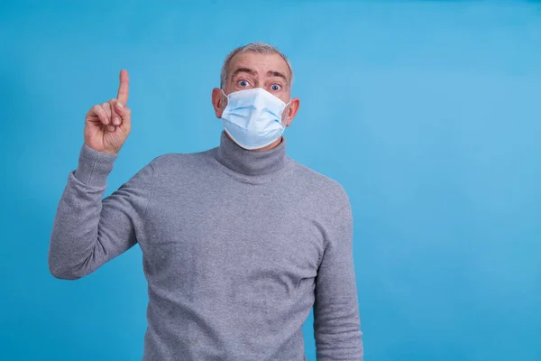 Man Met Medisch Masker Geïsoleerd Maken Van Handgebaren — Stockfoto