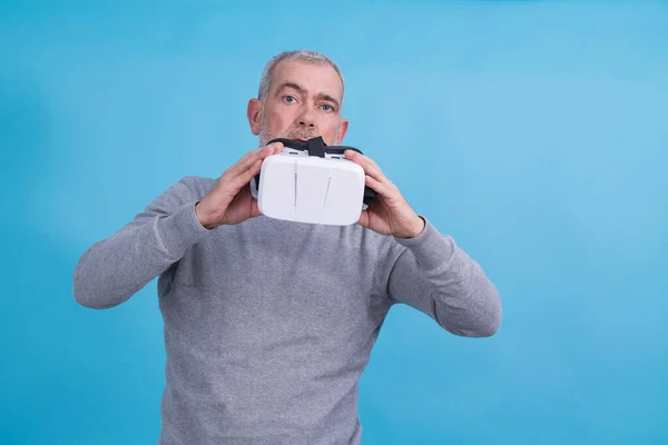 Homme Avec Lunettes Réalité Virtuelle Isolé Sur Fond Bleu — Photo