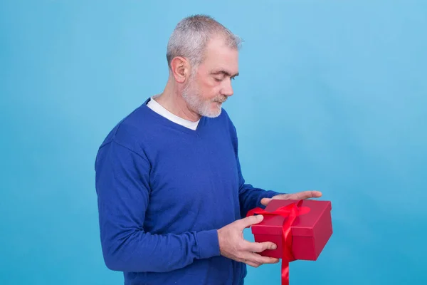 Aantrekkelijke Man Met Geschenkdoos Geïsoleerd — Stockfoto