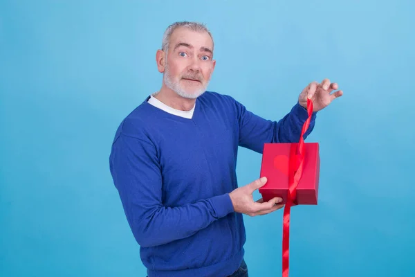 Aantrekkelijke Man Met Geschenkdoos Geïsoleerd — Stockfoto