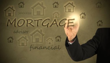 İpotekler hakkında kalem yazan bir iş adamı. mortgage ve iş konsepti