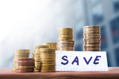 Ofise istiflenmiş bozuk paralar. Tasarruf ve ekonomi kavramı