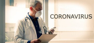 Doktor cep telefonunu kullanarak yakın görüntüyü kullanıyor