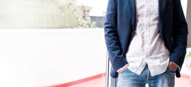 Ofisteki adam rahatça dışarı bakıyor.