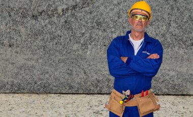 Miğferi ve alet kemeri olan inşaat işçisi