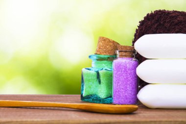 banyo tuzları, sabun ve havlu. hijyen, spa ve rahatlama kavramı