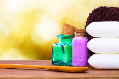 banyo tuzları, sabun ve havlu. hijyen, spa ve rahatlama kavramı