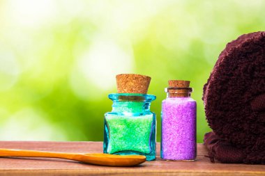 banyo tuzları, sabun ve havlu. hijyen, spa ve rahatlama kavramı