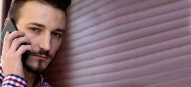 Cep telefonu ya da cep telefonu olan bir hippi.