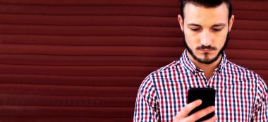 hippi adam cep telefonu kullanıyor.