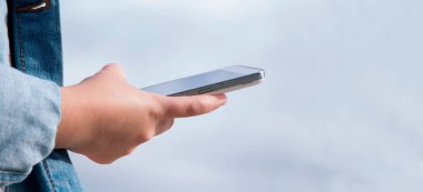 Cep telefonlu el yakın görüntüsü