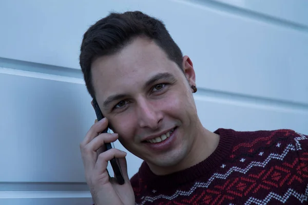 Attrayant Jeune Homme Parlant Avec Téléphone Portable Sur Mur Blanc — Photo