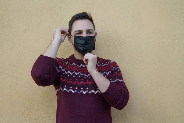 Muž Nasazuje Masku Obličej Aby Zabránil Infekcím Virům — Stock fotografie