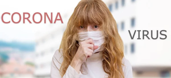 医療用マスクと手袋を手にストップシンボルを作るシニア女性 隔離だ コロナウイルスの健康コンセプト — ストック写真