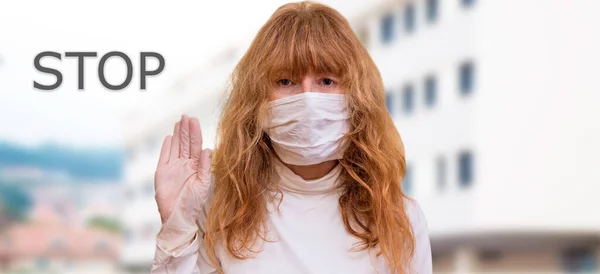 Mujer Con Máscara Médica Guantes Haciendo Símbolo Parada Con Sus —  Fotos de Stock