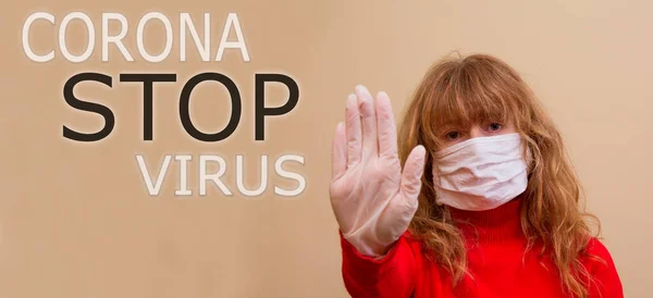 Kvinna Med Medicinsk Mask Och Handskar Gör Stopp Symbol Med — Stockfoto