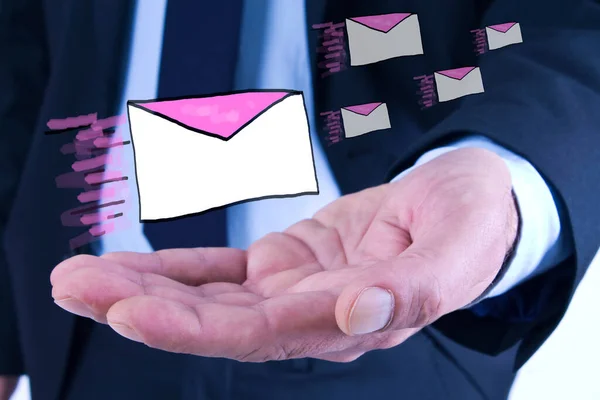 Adamı Zarfı Tutuyor Posta Gönderme Alma Kavramı — Stok fotoğraf