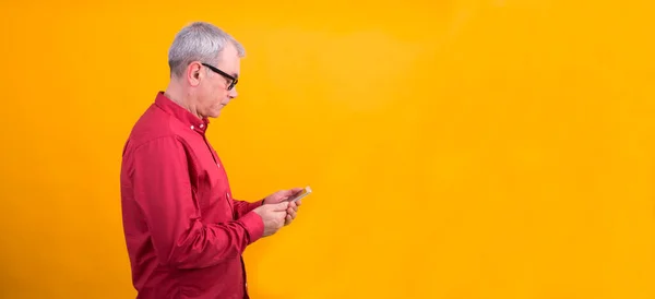 Ώριμος Ηλικιωμένος Άνδρας Που Χρησιμοποιεί Κινητό Τηλέφωνο — Φωτογραφία Αρχείου