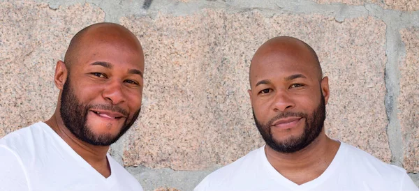 Dos Hombres Africanos Guapos Camisetas Sobre Fondo — Foto de Stock