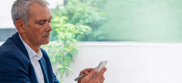 Hombre Negocios Usando Teléfono Móvil Oficina — Foto de Stock