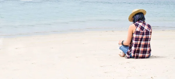 Vrouw Het Strand Ontspannen Lezen — Stockfoto