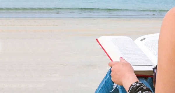 Woman Beach Relaxing Reading — Stock Photo, Image