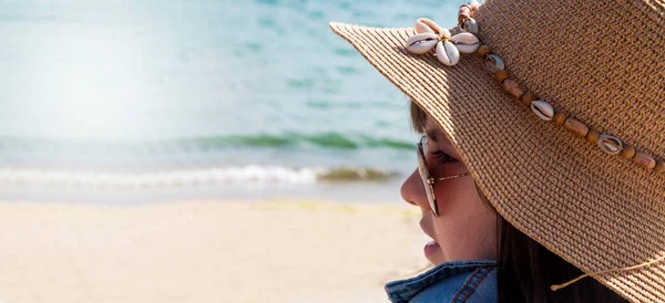 Girl Sunglasses Hat Beach Looking Sea — Stockfoto