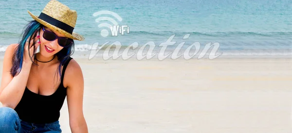 Junge Frau Strand Mit Handy Und Wifi Symbol — Stockfoto