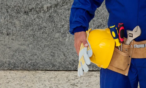 Bauarbeiter Mit Helm Und Werkzeuggurt — Stockfoto