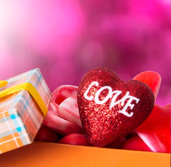 Caja Regalo Con Cinta Llena Caramelos Gomosos Sobre Fondo Rosa — Foto de Stock