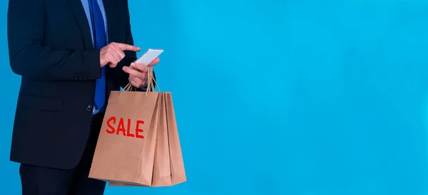 Hombre Traje Con Bolsa Cartón Teléfono Móvil Concepto Descuentos Línea — Foto de Stock