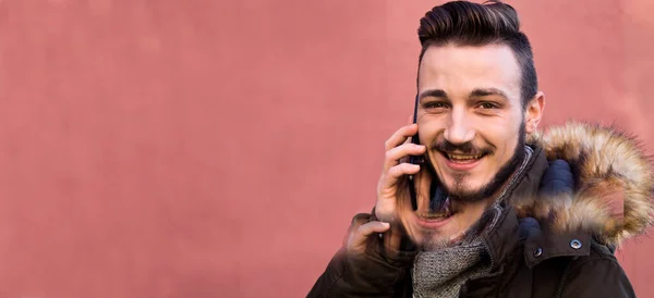 수염달린 매력적 남자가 휴대폰으로 이야기하는 — 스톡 사진