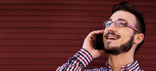 Ελκυστικός Γενειοφόρος Άντρας Μιλάει Στο Κινητό Τηλέφωνο — Φωτογραφία Αρχείου